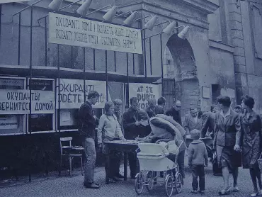 Podpisová akce na podporu legálních stranických a státních orgánů ČSSR před budovou Vlastivědného ústavu (nyní Vlastivědného muzea) na náměstí Republiky 3. Státní okresní archiv v Olomouci.